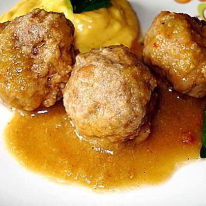Фрикадельки в луковом соусе