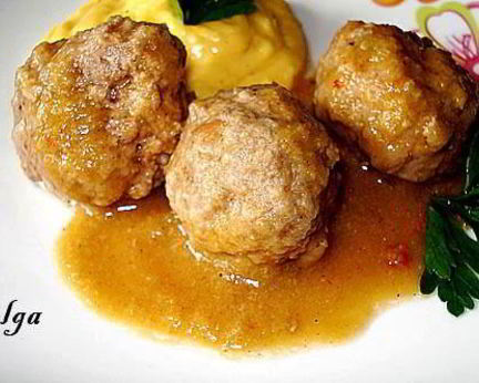 Фрикадельки в луковом соусе