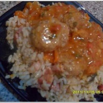 Фрикадельки в томатном соусе с пикантным рисом