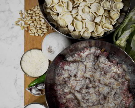 Изысканные ореккьете с фрикадельками, листовой капустой и кедровыми орешками