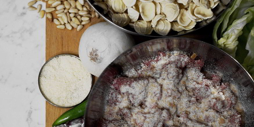 Рецепт изысканных ореккьете с фрикадельками, листовой капустой и кедровыми орешками