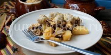 картофель с грибами и фрикадельками в горшочках