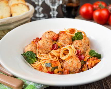 Паста с фрикадельками и овощами