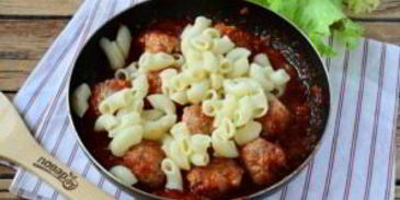 паста в томате с фрикадельками