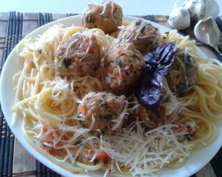 Спагетти с фрикадельками из шпината и цукини