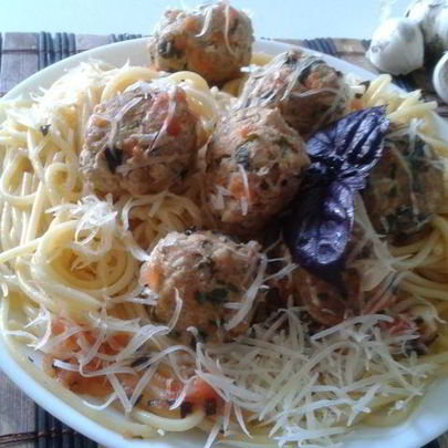 Спагетти с фрикадельками из шпината и цукини