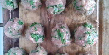 спагетти с фрикадельками из шпината и цукини