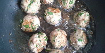 спагетти с фрикадельками из шпината и цукини