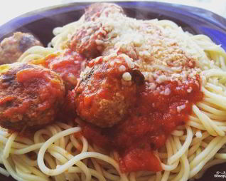 Спагетти с фрикадельками в томатном соусе