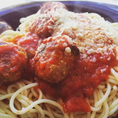 Спагетти с фрикадельками в томатном соусе