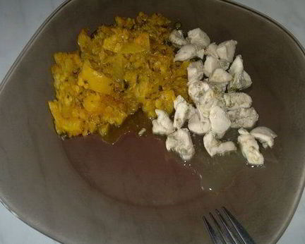 Чечевица с восточными специями, овощами и тушеная куриная грудка