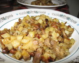 Картошка с грибами опятами жареная