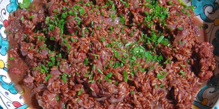 Рецепт красного риса с купатами и радиккио