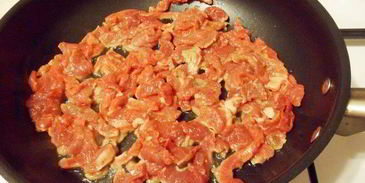 нику тяхан — жареный рис с говядиной