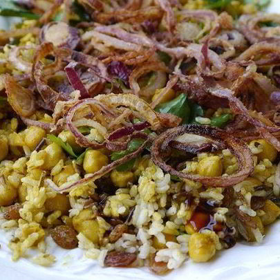 Пряный рис с изюмом и травами