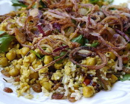 Пряный рис с изюмом и травами