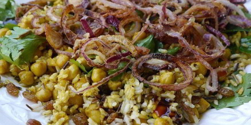 Рецепт пряного риса с изюмом и травами