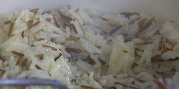 пряный рис с изюмом и травами