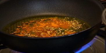 пряный рис с изюмом и травами