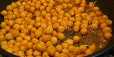 пряный рис с изюмом и травами