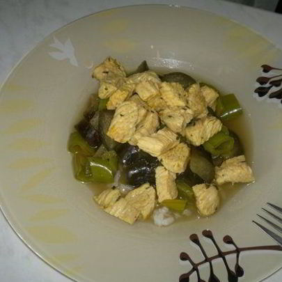 Рис с баклажаном и перцем в восточно-азиатском стиле с грудкой индейки