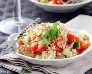 Рис с помидорами и тунцом