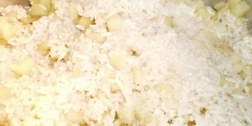 рис с яблоками шарлотка