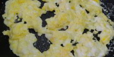 рис с яйцом и овощами