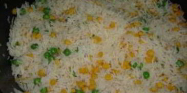 рис с яйцом и овощами