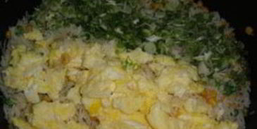 рис с яйцом и овощами