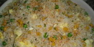 рис с яйцом и овощами