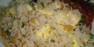 рис с яйцом и овощами