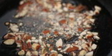 рис с зеленым горошком и миндалем