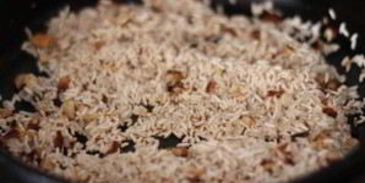 рис с зеленым горошком и миндалем