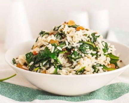 Рис со шпинатом и изюмом