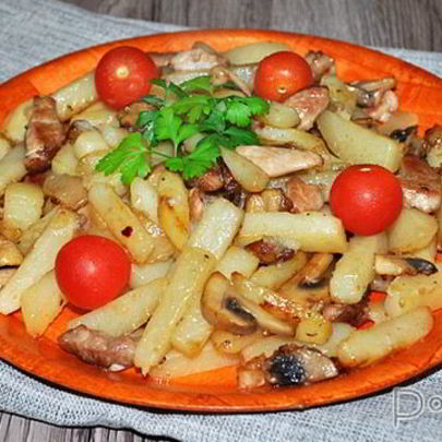 Жареный картофель с мясом и грибами
