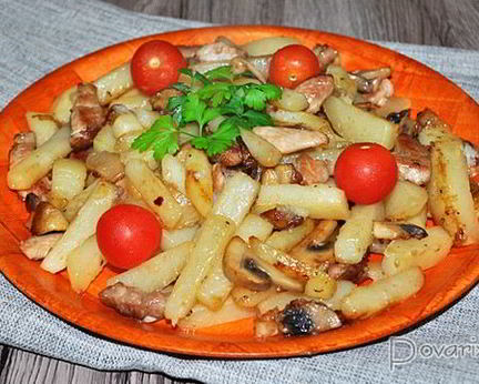 Жареный картофель с мясом и грибами