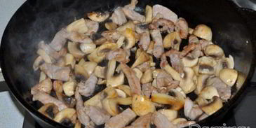жареный картофель с мясом и грибами