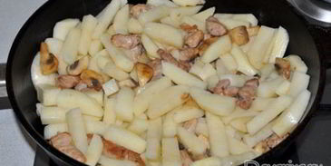жареный картофель с мясом и грибами