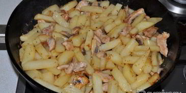 жареный картофель с мясом и грибами