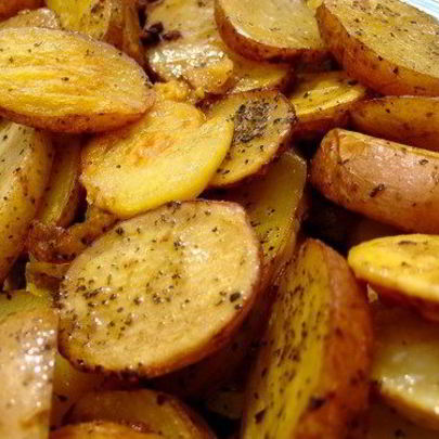 Жареный молодой картофель с чесноком и зеленью