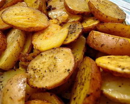 Жареный молодой картофель с чесноком и зеленью