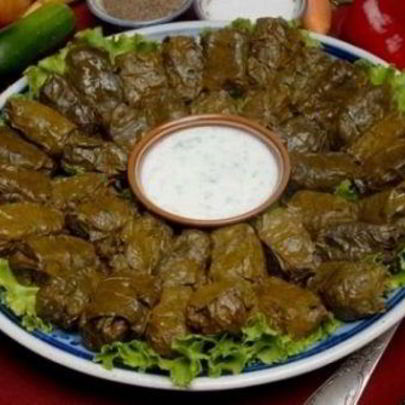 Долма из маринованных виноградных листьев