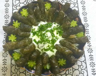 Долма с чесночным соусом