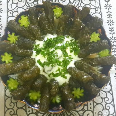 Долма с чесночным соусом