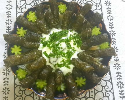 Долма с чесночным соусом