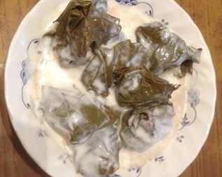 Долма с соусом на основе кефира