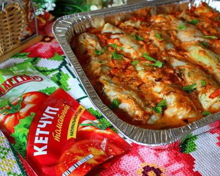 Запеченные голубцы в кетчупе и сметане