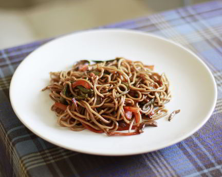 Гречневая лапша с овощами и креветками