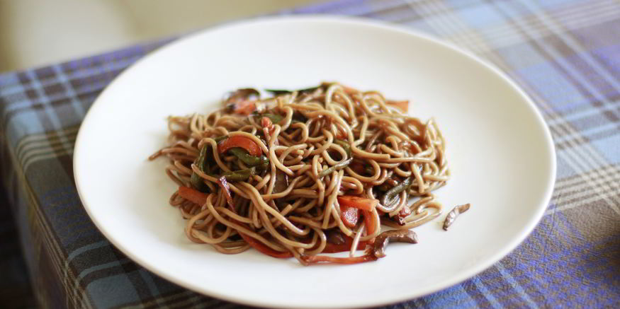 Рецепт гречневой лапши с овощами и креветками